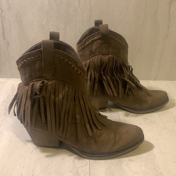 Forever 21 Women’s Brown Faux Suede Fringe Block Heel Western Ankle Boots - Picture 3 of 12